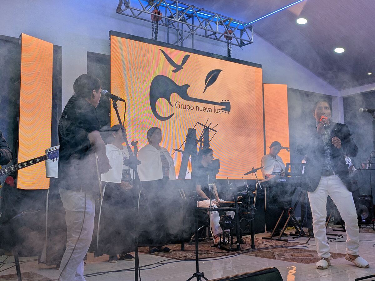 Grupo Nueva Luz en concierto con pantalla LED y máquina de humo